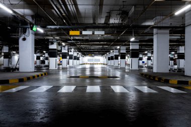 Kapalı otopark. Boş alan