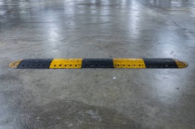 Araç hızını azaltmak için kauçuk hız tümsek donanımı .