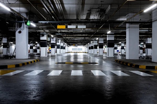 Estacionamento interno disponível. Espaço vazio. — Fotografia de Stock