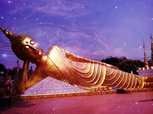 ワット Pongsunan 寺院の仏像タイ プレーを敷設します この写真は銀河の写真を補正します — ストック写真