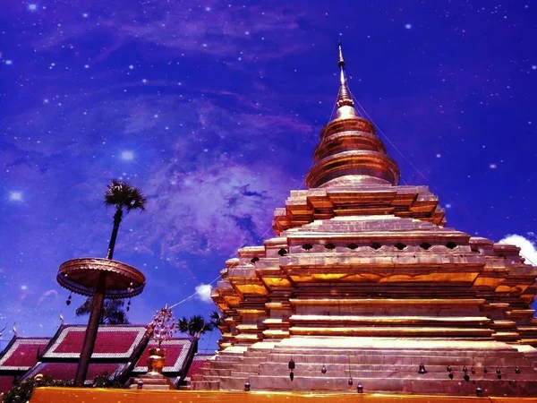 ワット Jomtong 寺チェンマイ プラナン Jomtong パゴダ この写真は銀河の写真を補正します — ストック写真