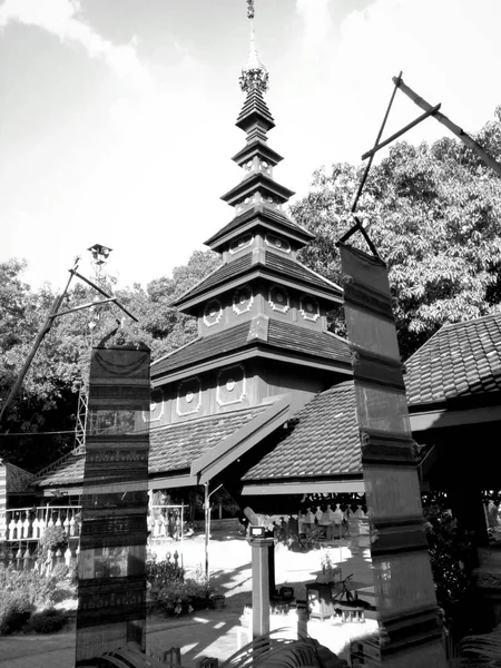 Dach Jest Uporządkowane Według Poziomów Świątyni Wat Chom Sawan National — Zdjęcie stockowe