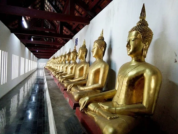 Ряд Изображения Будды Ват Пхра Шри Раттана Махата Храм Пхитсанулок — стоковое фото