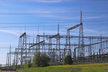 Yüksek gerilim elektrik hatları tepelik mestnost çapraz. Elektrik İstasyonu'nda açık havada yaz. Güç endüstrisi. Doğa ekoloji. Metal teknolojik yapılar. Stratejik bir alanı nesnede.