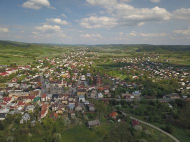 Panorama üzerinden bir kuş bakışı. Orta Avrupa: Kolaczyce Lehçe kasaba yeşil tepelerin arasında yer alır. Ilıman iklim. Uçuş dronlar veya quadrocopter.