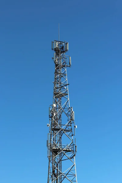 Wieża Radiowa Antenami Niebieskim Tle Nieba Metalowa Konstrukcja Budowanie Technologii — Zdjęcie stockowe