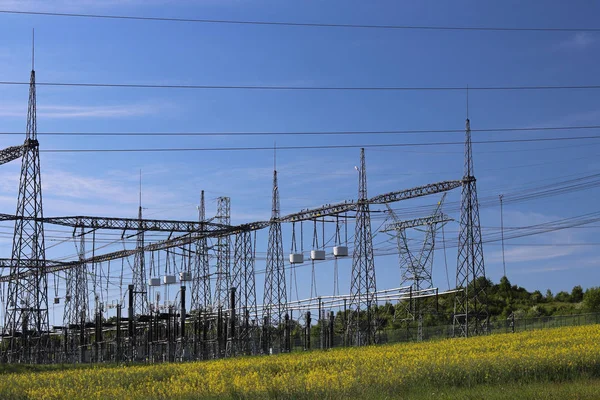 Las Líneas Eléctricas Alto Voltaje Cruzan Colina Mestnost Estación Eléctrica — Foto de Stock