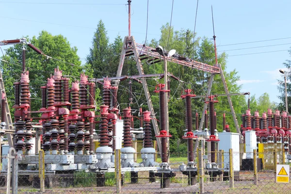 Una Pequeña Estación Transformadores Eléctricos Aire Libre Aisladores Cerámicos Cables — Foto de Stock