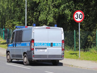 Jaslo/Yaslo, Polonya - Mayıs 22,2018: trafik 30 km/h hız sınırlama ve durdurmak. Yol işaret karayolu üzerinde. trafik güvenliği. Motorlu ulaşım. Polis arabası yolda hareket ediyor