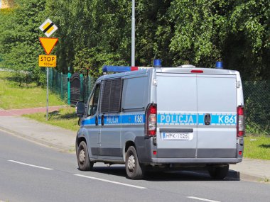 Jaslo/Yaslo, Polonya - Mayıs 22,2018: trafik 30 km/h hız sınırlama ve durdurmak. Yol işaret karayolu üzerinde. trafik güvenliği. Motorlu ulaşım. Polis arabası yolda hareket ediyor