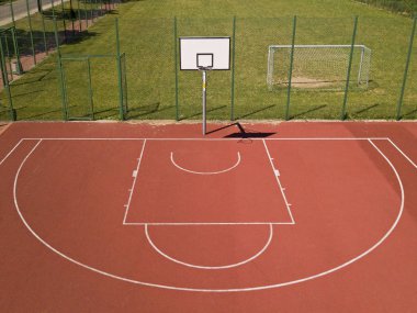Modern basketbol sahası İlköğretim Okulu avlusunda. Çok fonksiyonlu Çocuk Bahçesi ile yapay ile mesh çit çit su yüzüne çıktı. Çocuk ve genç beden eğitimi yeri.