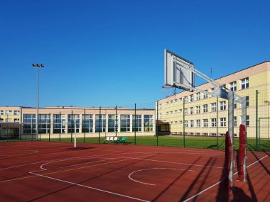 Modern basketbol sahası İlköğretim Okulu avlusunda. Çok fonksiyonlu Çocuk Bahçesi ile yapay ile mesh çit çit su yüzüne çıktı. Çocuk ve genç beden eğitimi yeri.