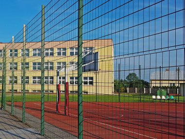 Modern basketbol sahası İlköğretim Okulu avlusunda. Çok fonksiyonlu Çocuk Bahçesi ile yapay ile mesh çit çit su yüzüne çıktı. Çocuk ve genç beden eğitimi yeri.