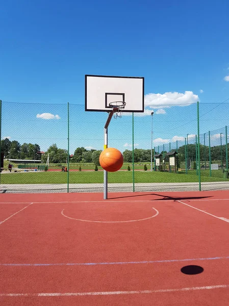 球在阳光明媚的日子里飞进篮球圈 篮球场在露天与人造表面 举办团队运动 儿童和青年的体育教育 — 图库照片