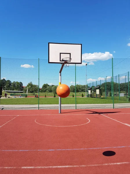 Bola Voa Para Anel Basquete Dia Ensolarado Claro Quadra Basquete — Fotografia de Stock