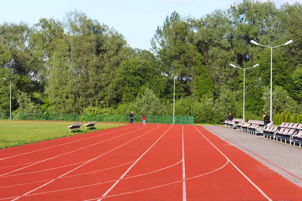 Rode Loopband Het Voetbalveld Open Stadion Voor Sportwedstrijden Actieve Gezonde — Stockfoto