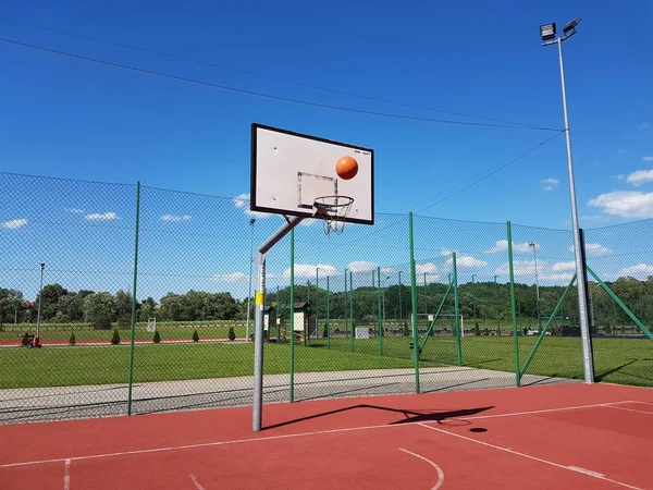 Летить Баскетбольне Кільце Сонячний Прозорий День Проведення Командних Видів Спорту — стокове фото