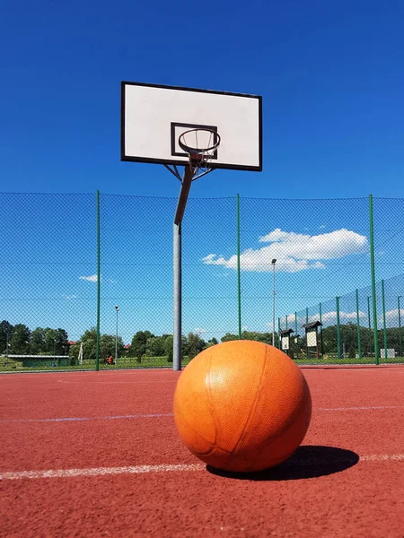 Uma Bola Basquete Fica Frente Anel Basquete Estádio Quadra Basquete — Fotografia de Stock