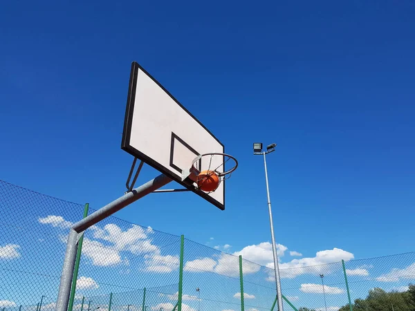 Präzise Werfen Den Ball Den Basketballring Stadion Unter Freiem Himmel — Stockfoto