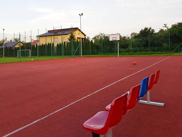 Moderne Basketbalveld Binnenplaats Van Basisschool Multifunctionele Speeltuin Met Kunstmatige Opgedoken — Stockfoto