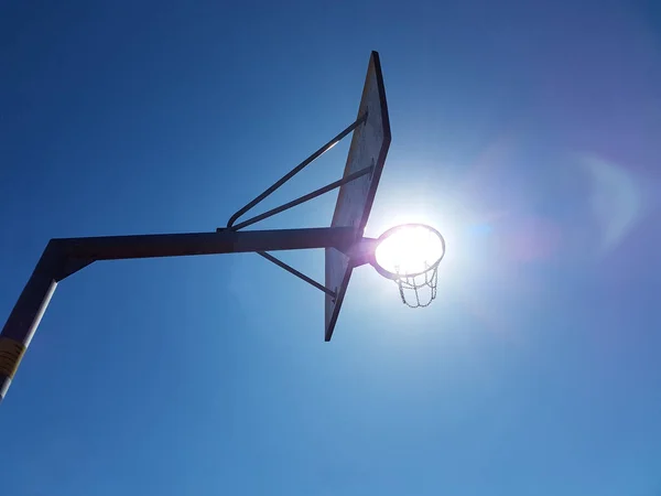 Bright Sun Shines Basket Basketball Ring Background Clear Blue Sky — Stock Photo, Image