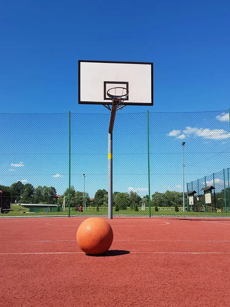 Баскетбольный Мяч Лежит Перед Баскетбольным Рингом Стадионе Баскетбольная Площадка Открытом — стоковое фото