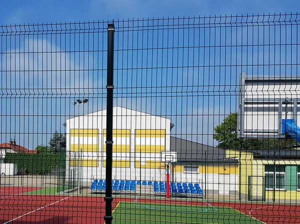 Moderne Basketbalveld Binnenplaats Van Basisschool Multifunctionele Speeltuin Met Kunstmatige Opgedoken — Stockfoto