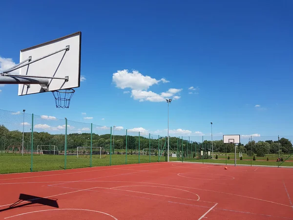 Moderne Basketbalveld Binnenplaats Van Basisschool Multifunctionele Speeltuin Met Kunstmatige Opgedoken — Stockfoto