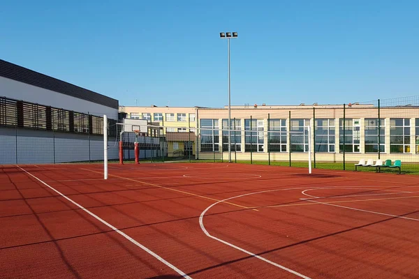 Moderner Basketballplatz Hof Der Grundschule Multifunktionaler Kinderspielplatz Mit Künstlichem Belag — Stockfoto