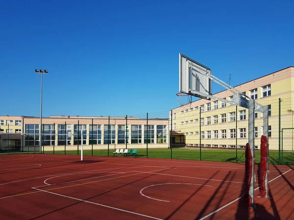 Современная Баскетбольная Площадка Дворе Начальной Школы Многофункциональная Детская Площадка Искусственным — стоковое фото