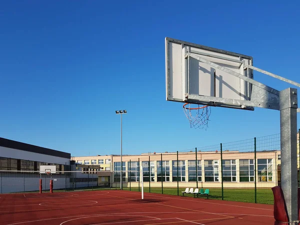 现代篮球场在小学的庭院 多功能儿童游乐场用人工表面围栏栅栏 儿童和青少年的体育教育场所 — 图库照片