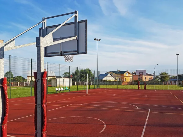 Boisko Koszykówki Nowoczesne Dziedzińcu Szkoły Podstawowej Wielofunkcyjny Plac Zabaw Sztuczną — Zdjęcie stockowe