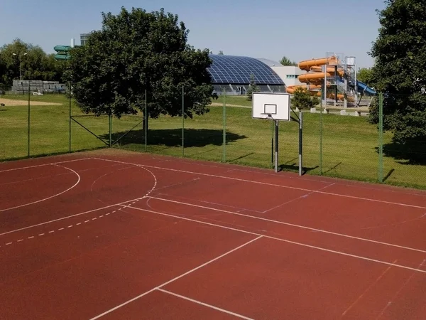 Modern Kosárlabda Pálya Általános Iskola Udvarán Multifunkcionális Játszótér Mesterséges Felszínre — Stock Fotó