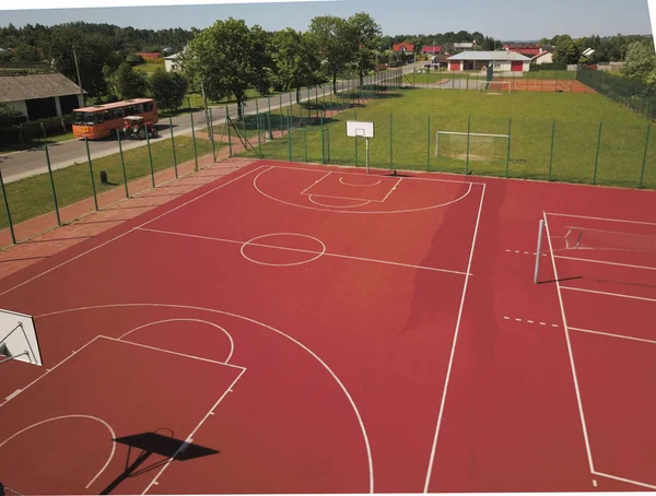 Modern Basketbol Sahası Lköğretim Okulu Avlusunda Çok Fonksiyonlu Çocuk Bahçesi — Stok fotoğraf