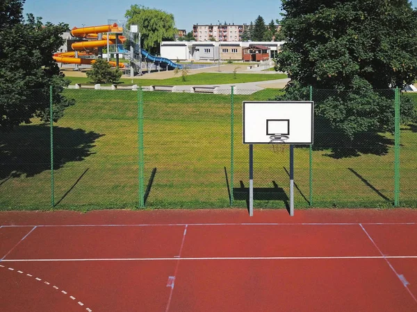 Boisko Koszykówki Nowoczesne Dziedzińcu Szkoły Podstawowej Wielofunkcyjny Plac Zabaw Sztuczną — Zdjęcie stockowe