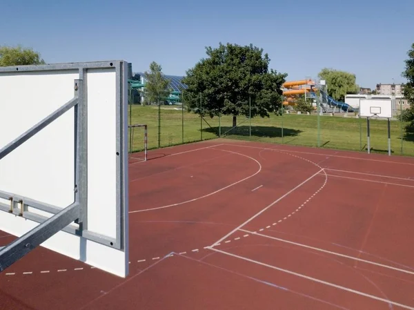 Moderne Basketbalveld Binnenplaats Van Basisschool Multifunctionele Speeltuin Met Kunstmatige Opgedoken — Stockfoto