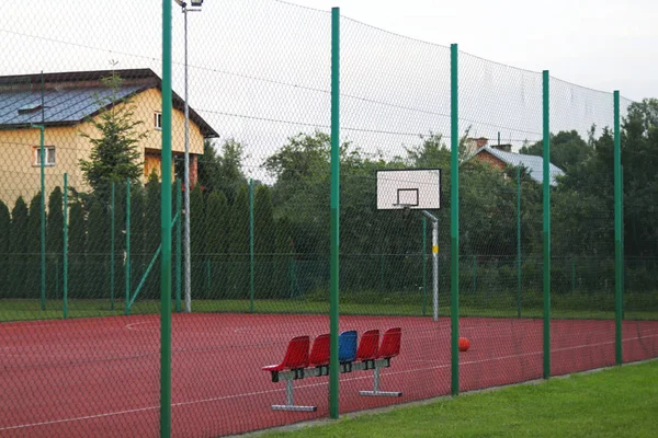 现代篮球场在小学的庭院 多功能儿童游乐场用人工表面围栏栅栏 儿童和青少年的体育教育场所 — 图库照片
