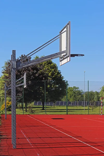 Terrain Basket Moderne Dans Cour École Primaire Aire Jeux Multifonctionnelle — Photo