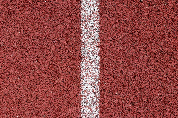 競技場 競技場屋外用のゴム製のカバーの赤い背景の上のマーキングの白帯 背景の赤と白のレリーフ テクスチャ — ストック写真