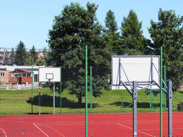 Moderne Basketbalveld Binnenplaats Van Basisschool Multifunctionele Speeltuin Met Kunstmatige Opgedoken — Stockfoto