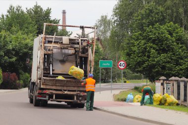Jaslo, Polonya - 25 Mayıs 2018: toplama ve ulaşım Belediye hizmet çalışanları tarafından aile içi çöp. Durumu kontrol altına ekolojik şehirlerde. İnsan atık kullanımı. Sınırlı hız