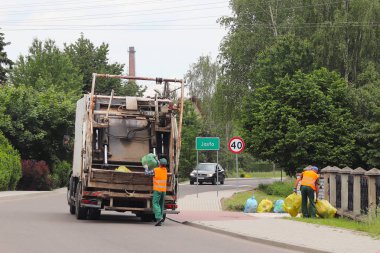 Jaslo, Polonya - 25 Mayıs 2018: toplama ve ulaşım Belediye hizmet çalışanları tarafından aile içi çöp. Durumu kontrol altına ekolojik şehirlerde. İnsan atık kullanımı. Sınırlı hız