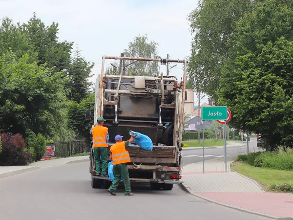 Jaslo Polonia Mayo 2018 Recogida Transporte Basura Doméstica Por Parte — Foto de Stock
