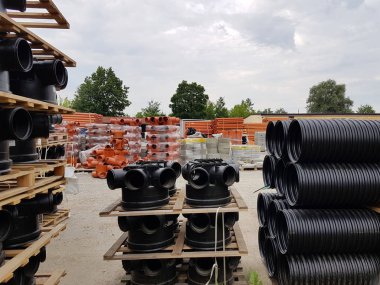 Bir ambar için çeşitli amaçlar, çapı ve rengi açık havada plastik boru. Üretim ve inşaat works.om Plastik plastik ürünleri satışı. Drenaj ve kanalizasyon. 