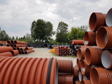 Bir ambar için çeşitli amaçlar, çapı ve rengi açık havada plastik boru. Üretim ve inşaat works.om Plastik plastik ürünleri satışı. Drenaj ve kanalizasyon. 