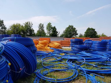 Bir ambar için çeşitli amaçlar, çapı ve rengi açık havada plastik boru. Üretim ve inşaat works.om Plastik plastik ürünleri satışı. Drenaj ve kanalizasyon. 