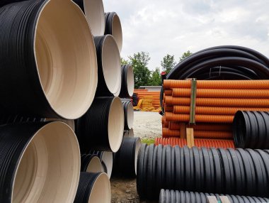 Bir ambar için çeşitli amaçlar, çapı ve rengi açık havada plastik boru. Üretim ve inşaat works.om Plastik plastik ürünleri satışı. Drenaj ve kanalizasyon. 