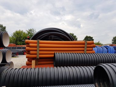 Bir ambar için çeşitli amaçlar, çapı ve rengi açık havada plastik boru. Üretim ve inşaat works.om Plastik plastik ürünleri satışı. Drenaj ve kanalizasyon. 