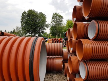 Bir ambar için çeşitli amaçlar, çapı ve rengi açık havada plastik boru. Üretim ve inşaat works.om Plastik plastik ürünleri satışı. Drenaj ve kanalizasyon. 