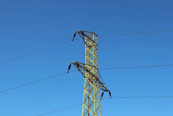 高電圧電線は 丘陵の Mestnost をクロスします オープン空の下で夏の電気の駅 電力業界 自然の生態学 技術の金属構造物 フィールドで戦略的なオブジェクト — ストック写真